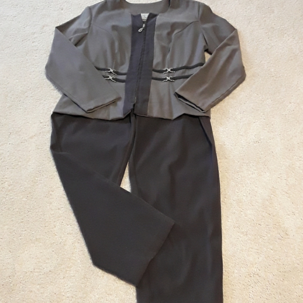 Suit - Picture 2 of 4